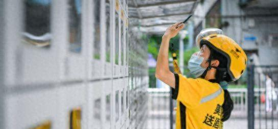 高管失业外卖女骑手暴增35%_开网约车也能送外卖_女骑手经济压力家庭责任平台规则