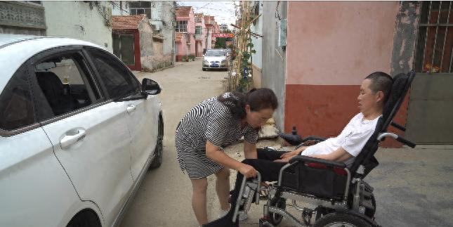 新闻周刊|我带渐冻症丈夫开网约车